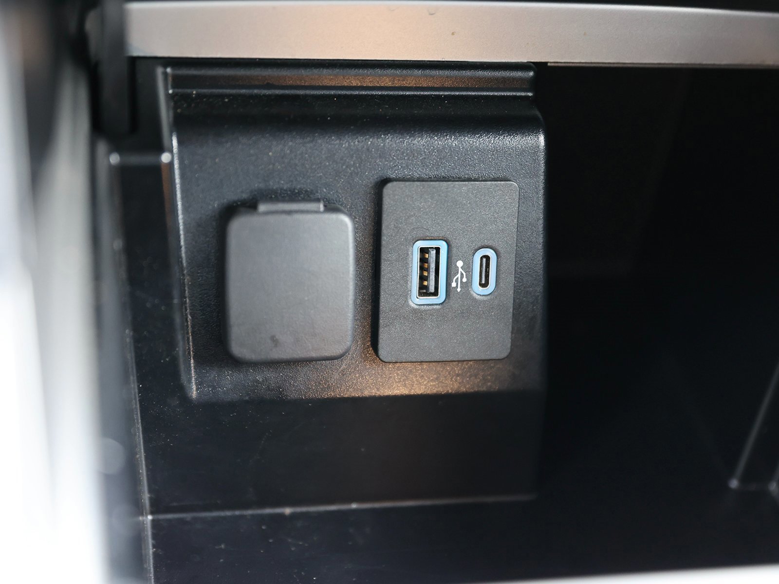 Certified 2022 Ford Explorer XLT w/ Equipment Group 202A image 31