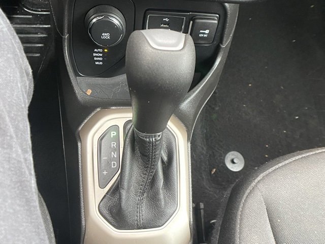 Used 2017 Jeep Renegade Latitude w/ Cold Weather Group image 27