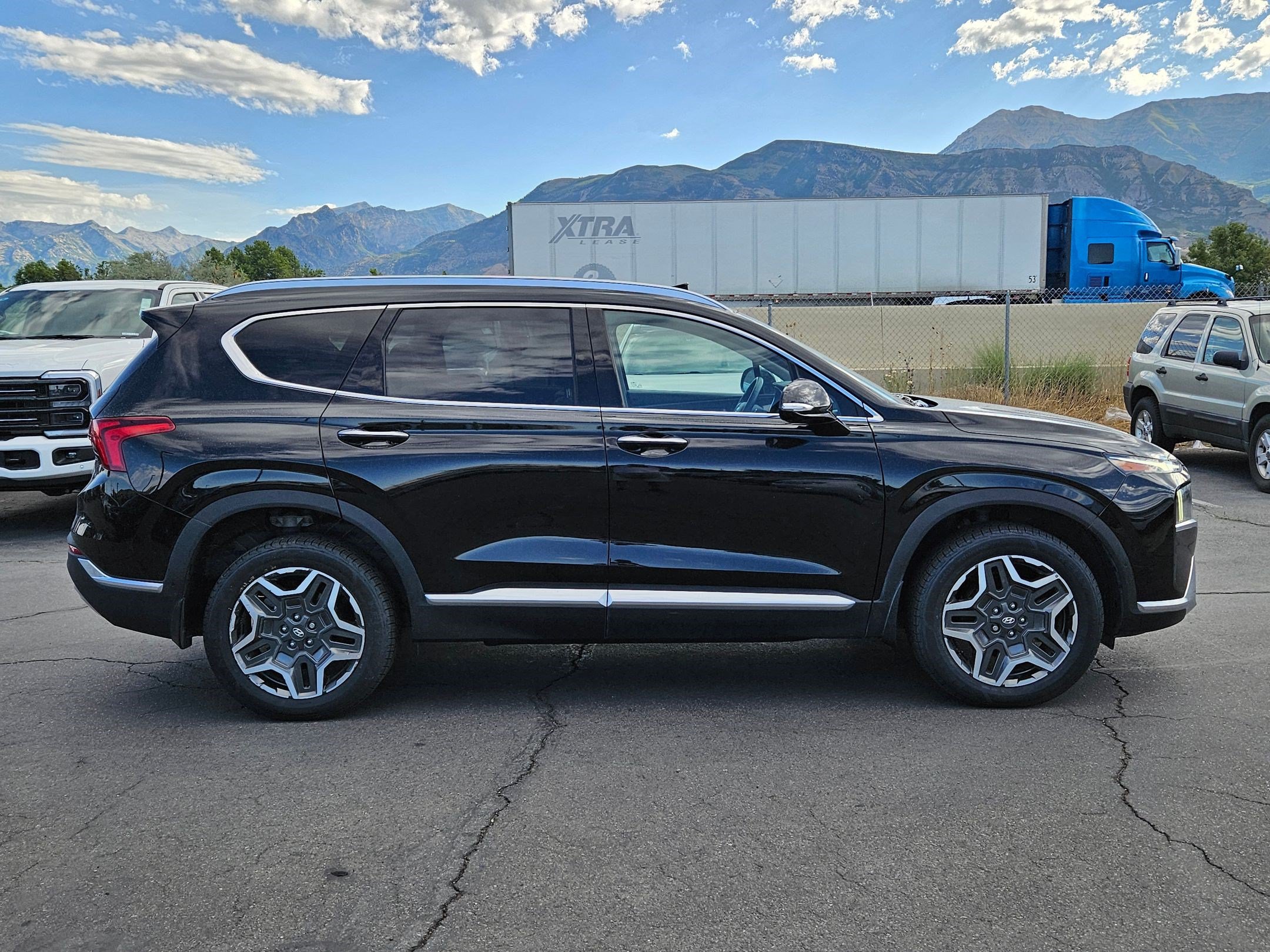Used 2023 Hyundai Santa Fe Limited w/ Cargo Package AWD/4WD image 2