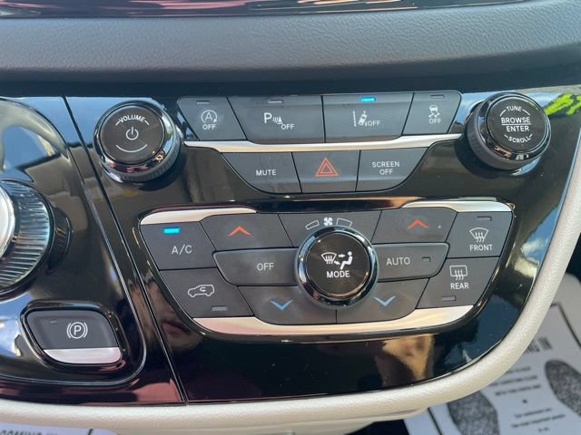 Used 2024 Chrysler Pacifica Touring-L FWD image 15