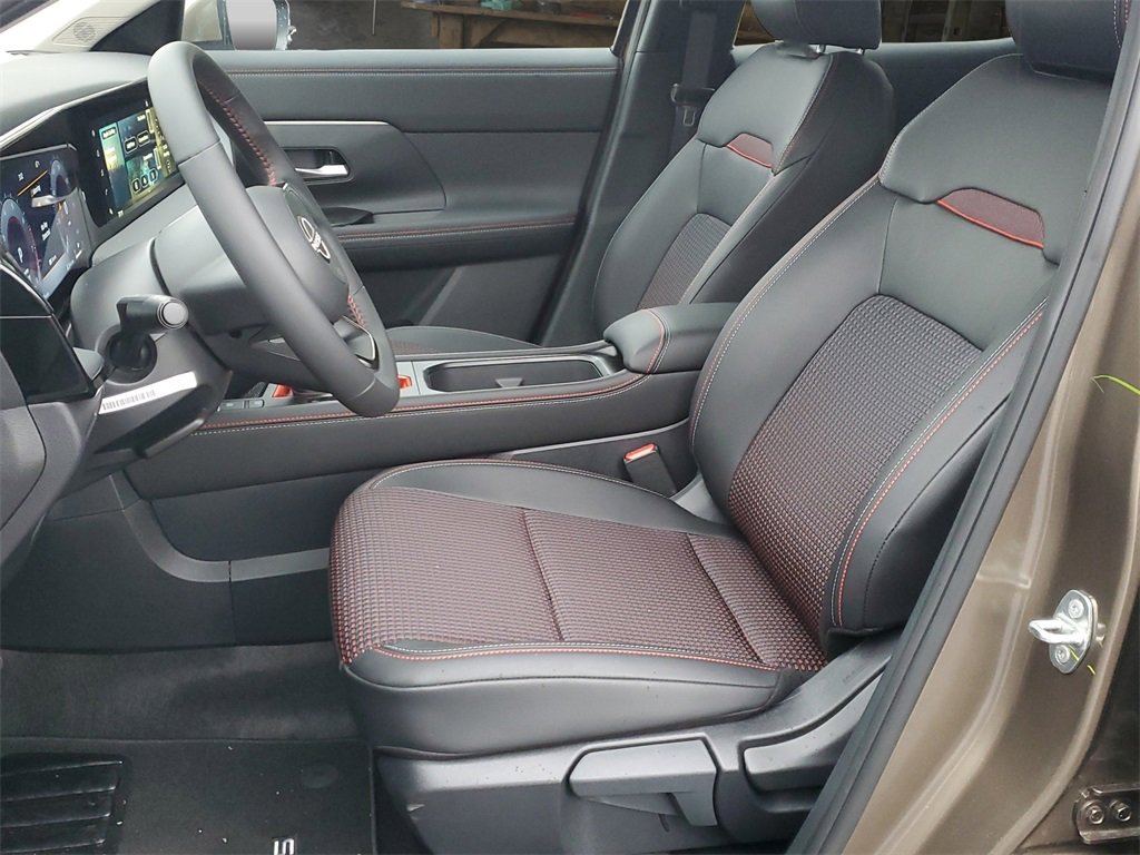 Used 2025 Nissan Kicks SR image 41