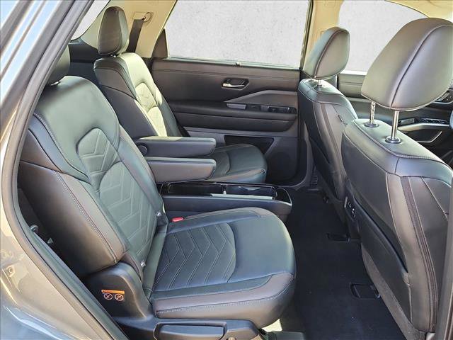 Used 2023 Nissan Pathfinder Platinum image 12
