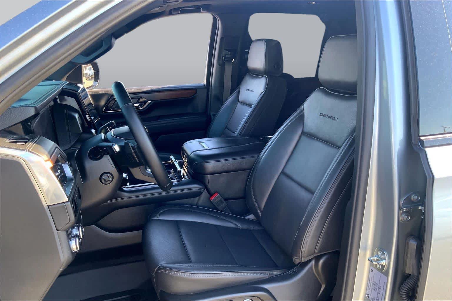 Used 2025 GMC Yukon Denali w/ Sun & Power Step Package AWD/4WD image 8
