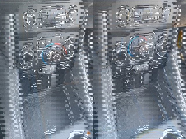 Used 2021 Chevrolet Suburban Z71 w/ Luxury Package image 16