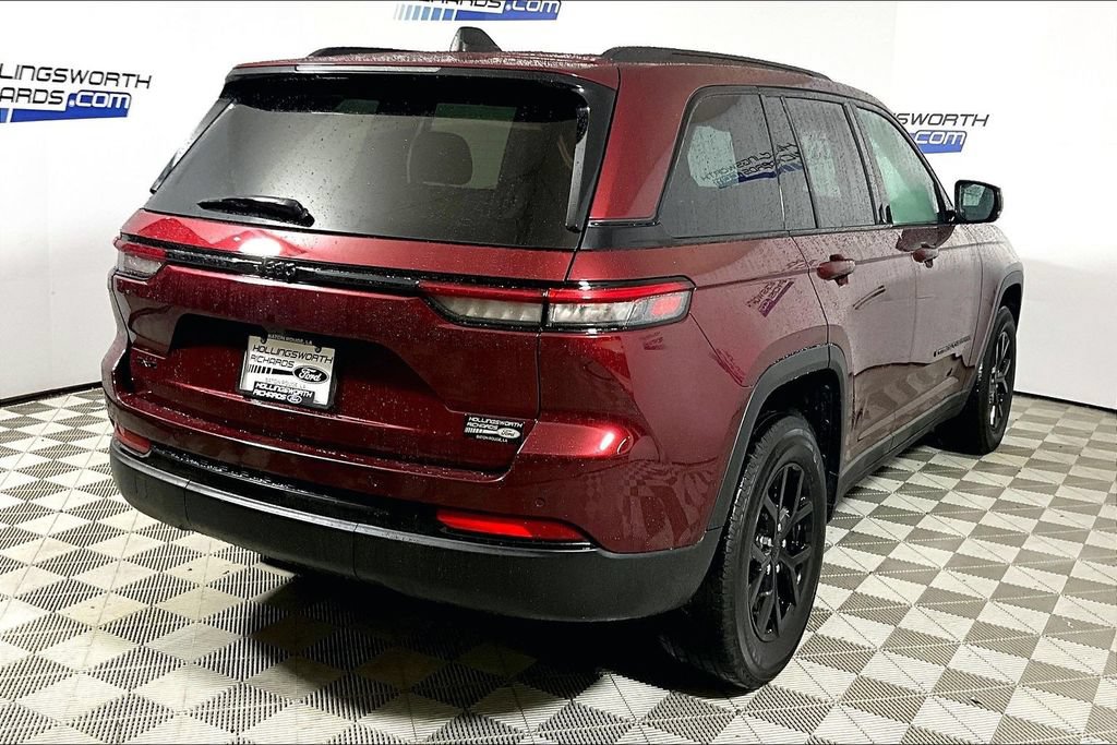 Used 2025 Jeep Grand Cherokee Altitude AWD/4WD image 9