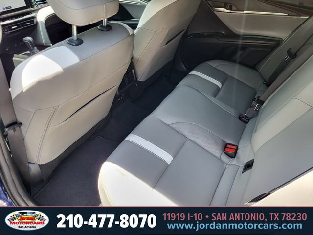 Used 2025 Toyota Camry SE w/ Convenience Package FWD image 17