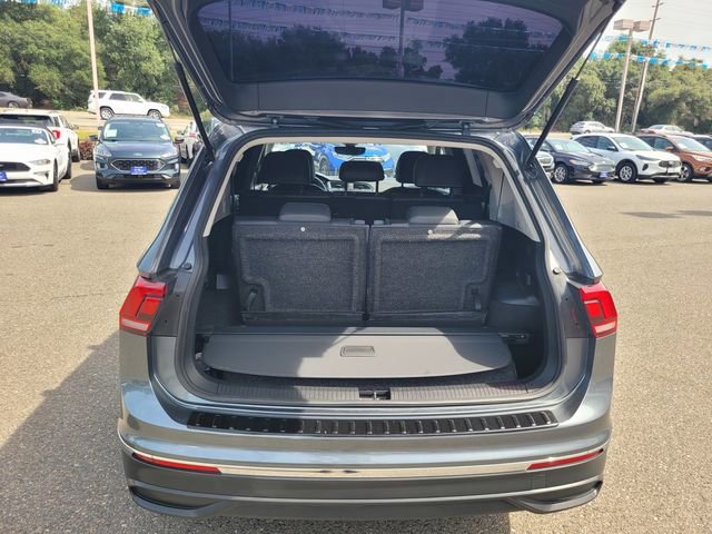 Used 2023 Volkswagen Tiguan SE w/ Panoramic Sunroof Package FWD image 8