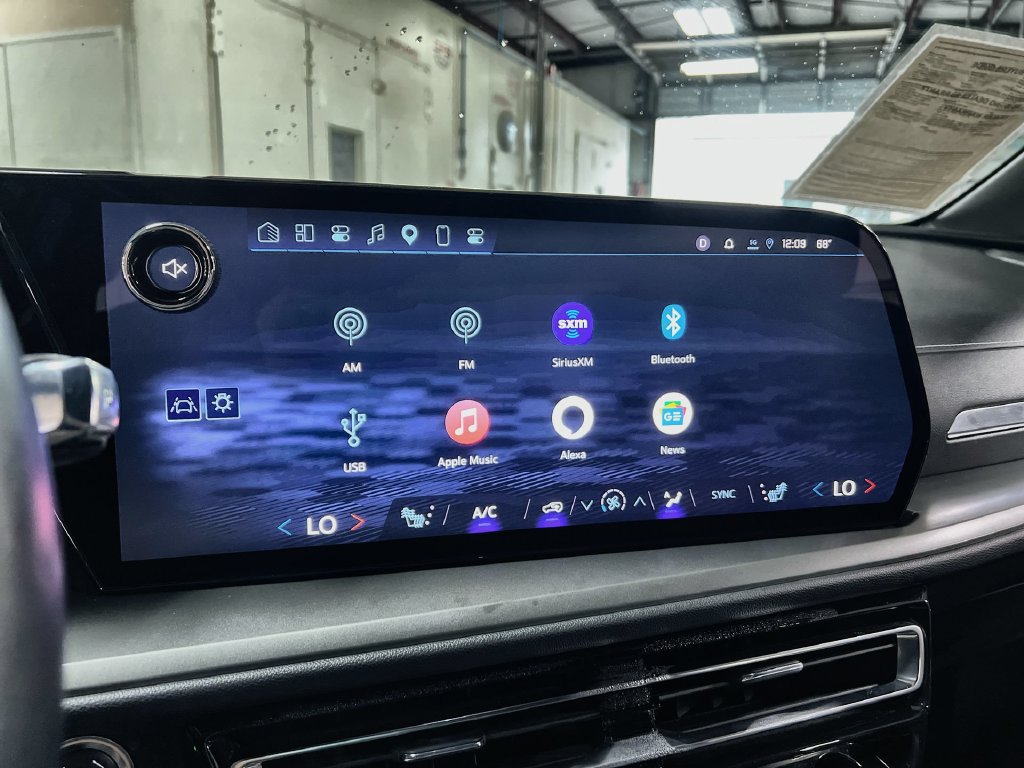 Used 2025 Chevrolet Traverse LT FWD image 32