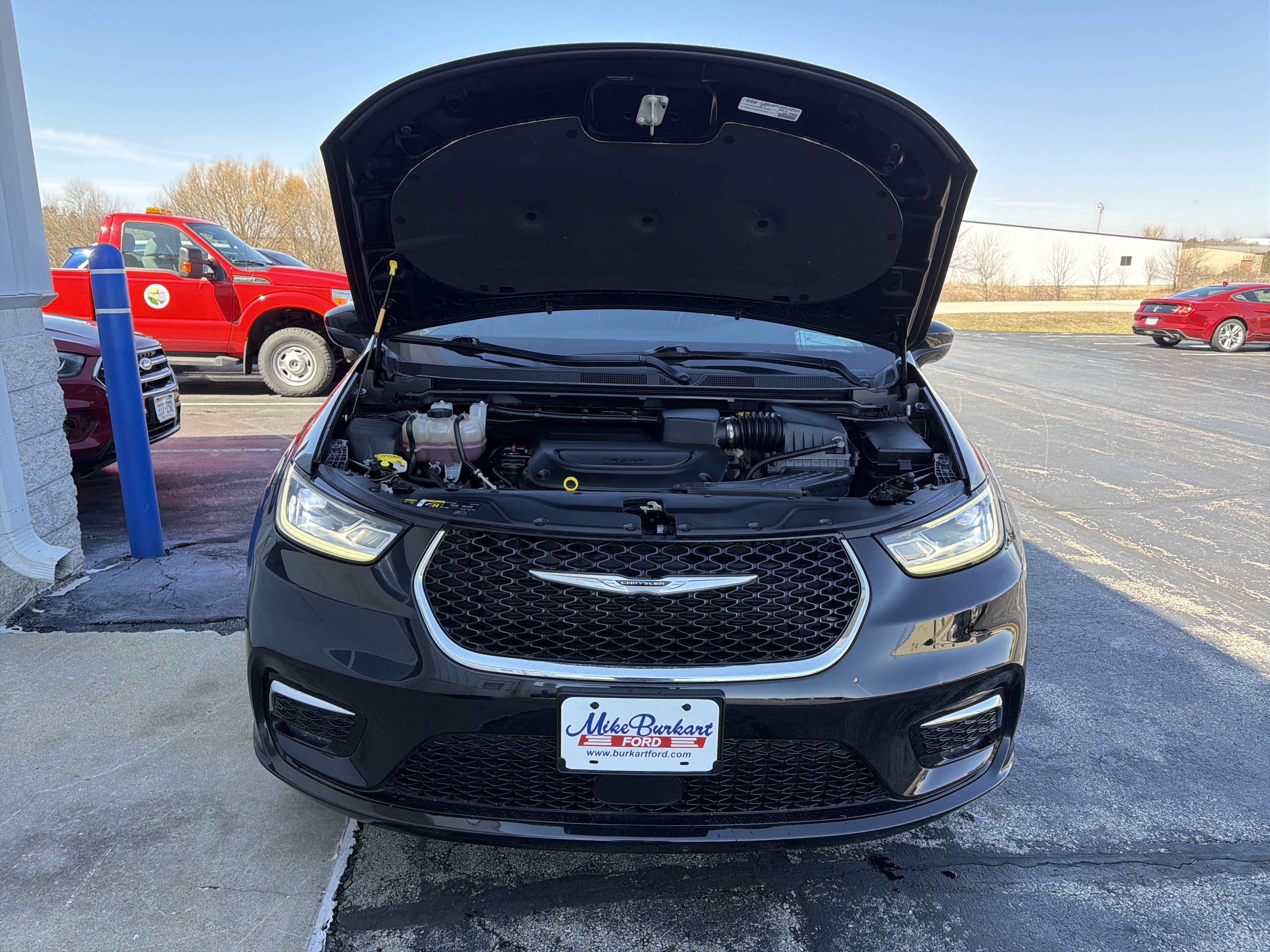 Used 2025 Chrysler Pacifica Select image 13