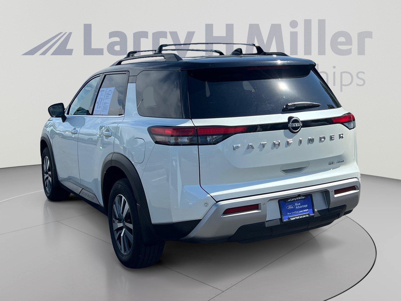 Used 2023 Nissan Pathfinder SL AWD/4WD image 3