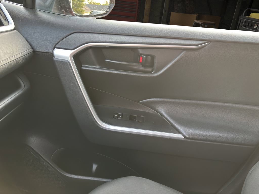 Used 2022 Toyota RAV4 LE FWD image 11