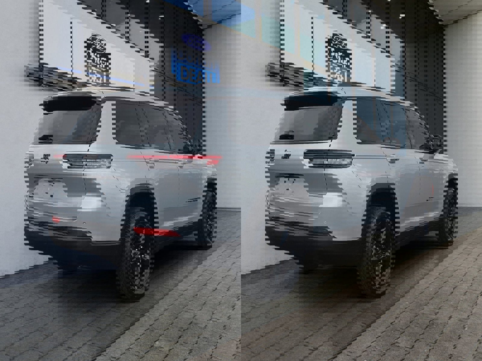 Used 2023 Jeep Grand Cherokee L Laredo image 5