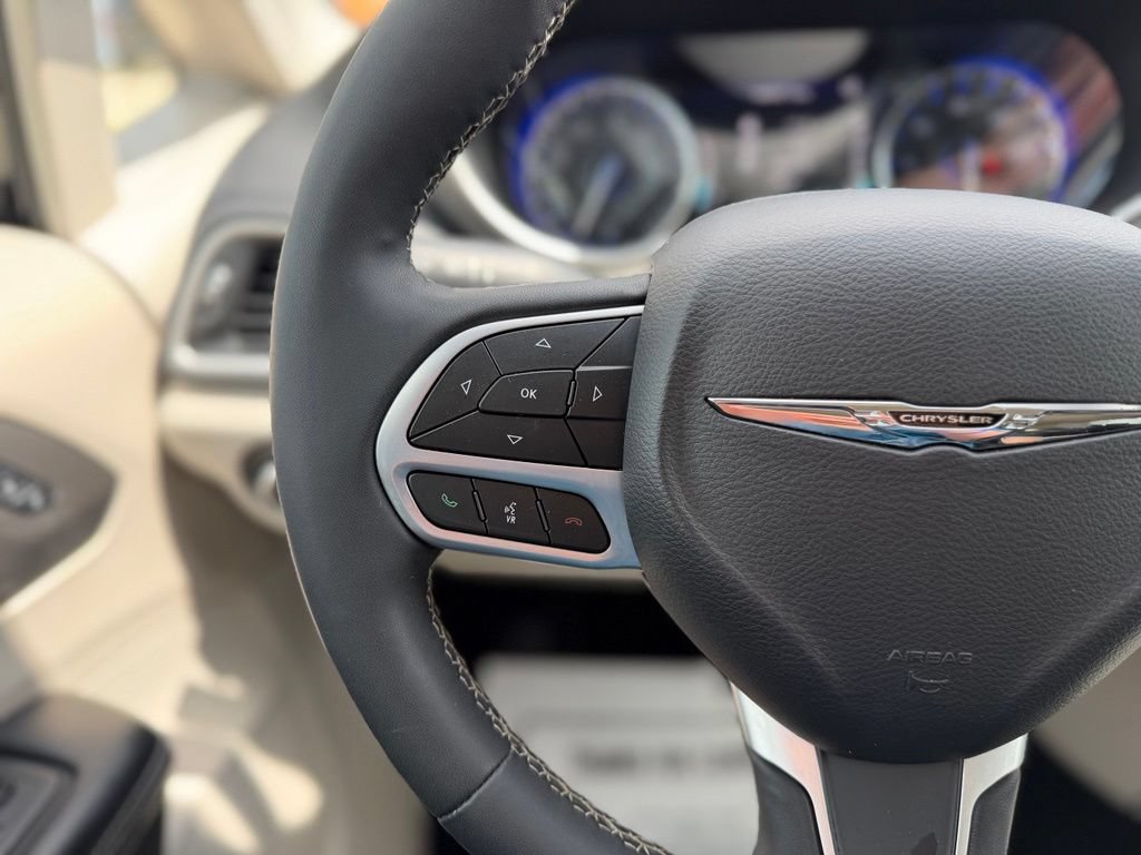 Used 2022 Chrysler Pacifica Touring-L FWD image 17