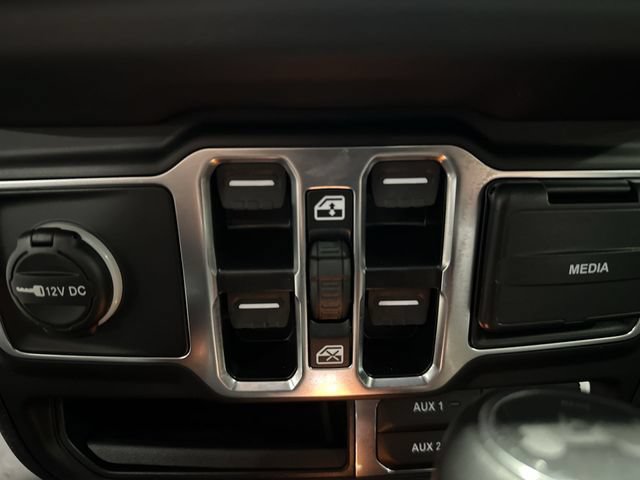 Used 2025 Jeep Wrangler Unlimited Sahara AWD/4WD image 19