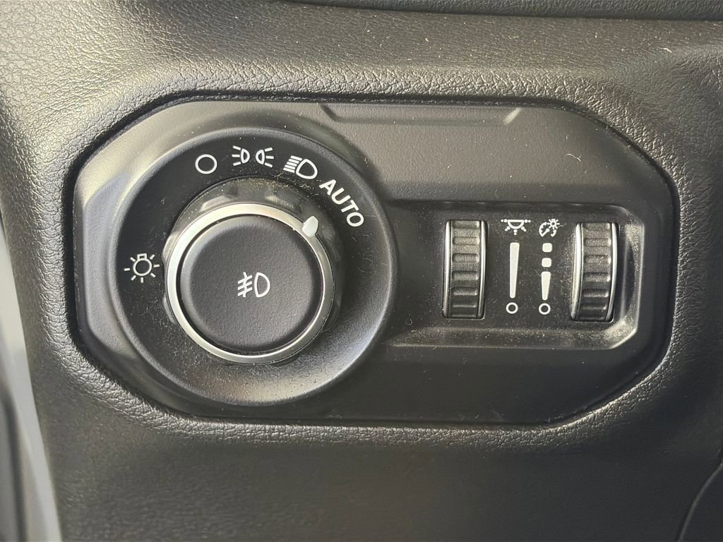 Used 2018 Jeep Wrangler Unlimited Sahara w/ Cold Weather Group AWD/4WD image 26