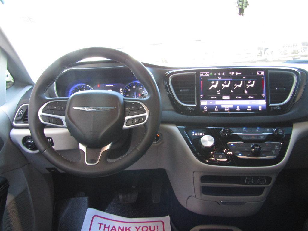 Used 2023 Chrysler Pacifica Touring-L FWD image 5