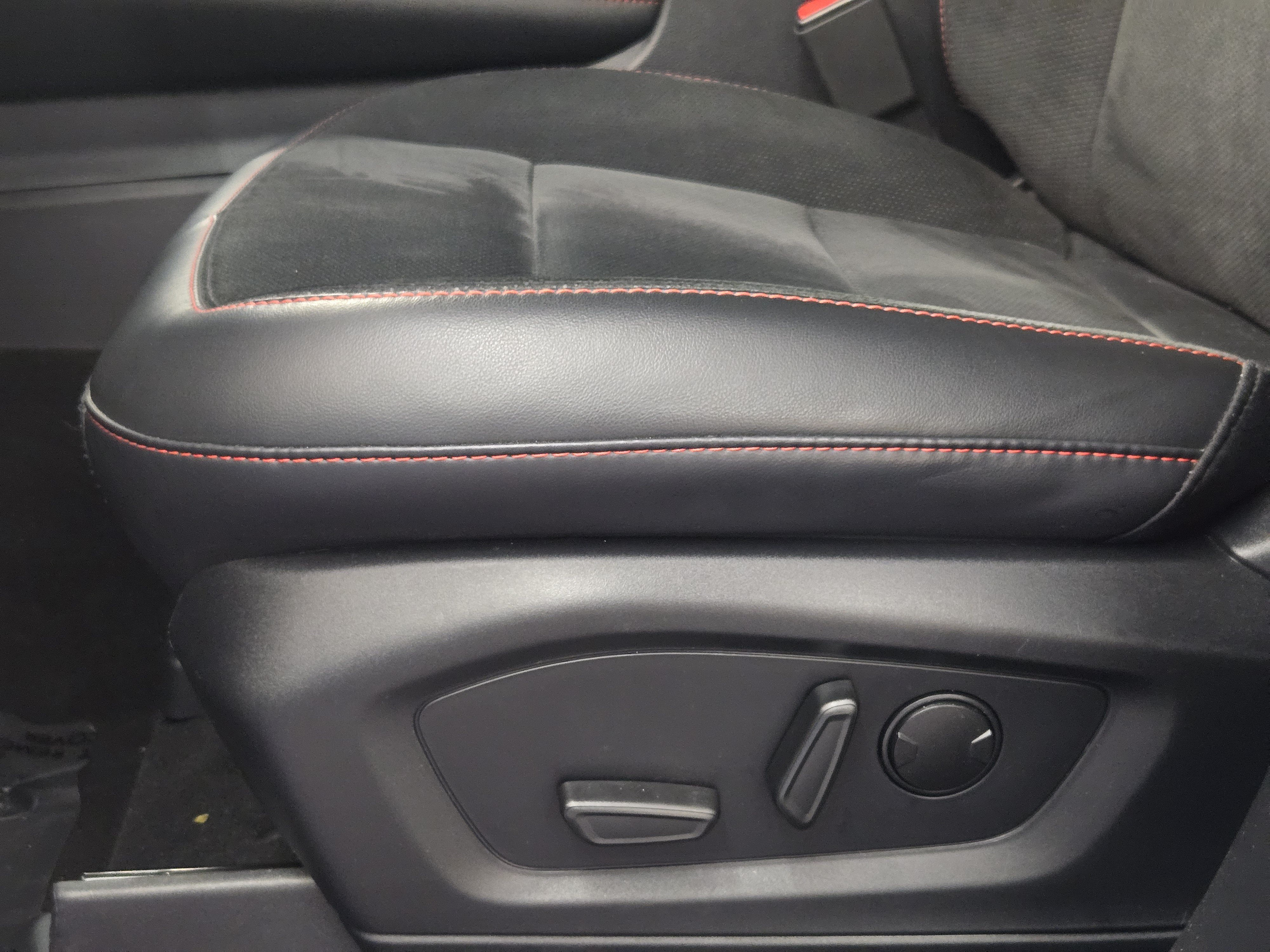 Certified 2025 Ford Explorer ST AWD/4WD image 23