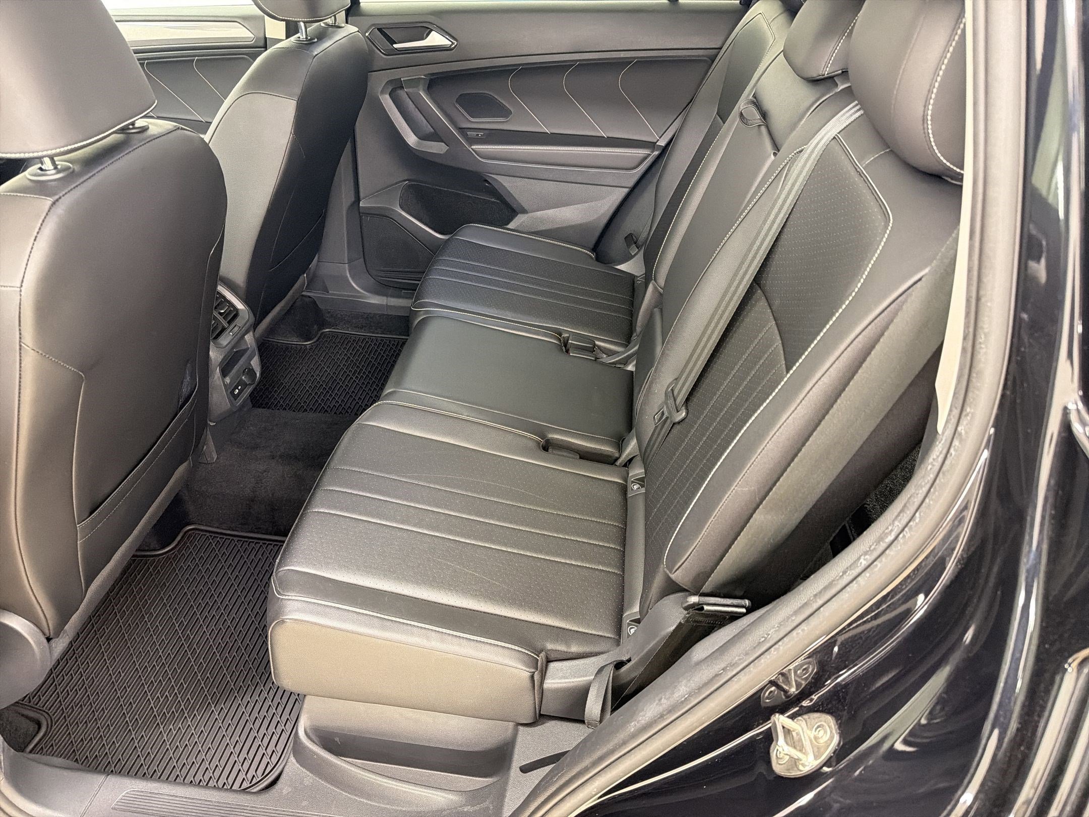 Used 2022 Volkswagen Tiguan SE w/ Panoramic Sunroof Package image 14