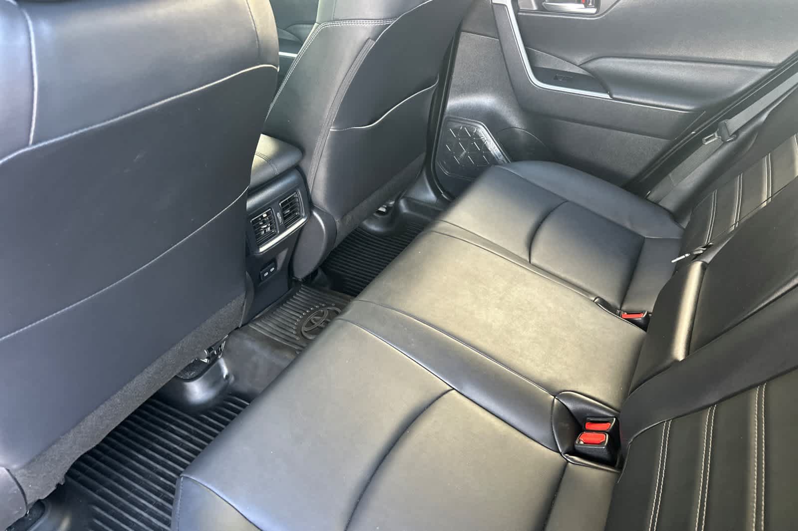 Used 2022 Toyota RAV4 XLE Premium AWD/4WD image 4