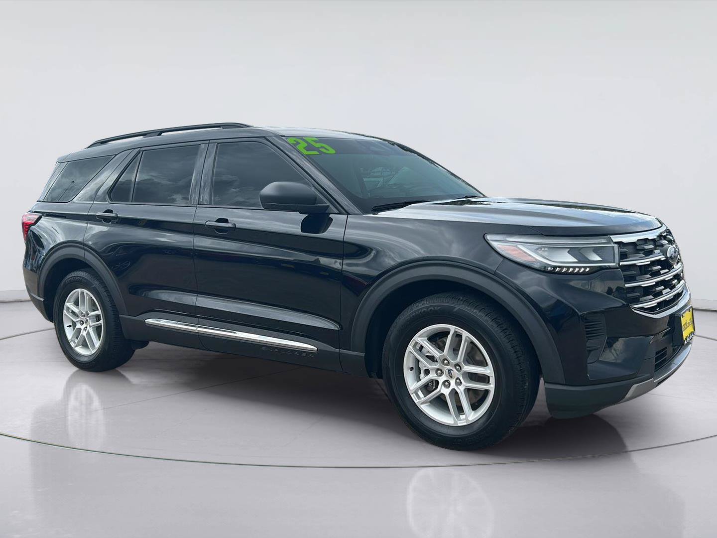 Certified 2025 Ford Explorer Active RWD image 3