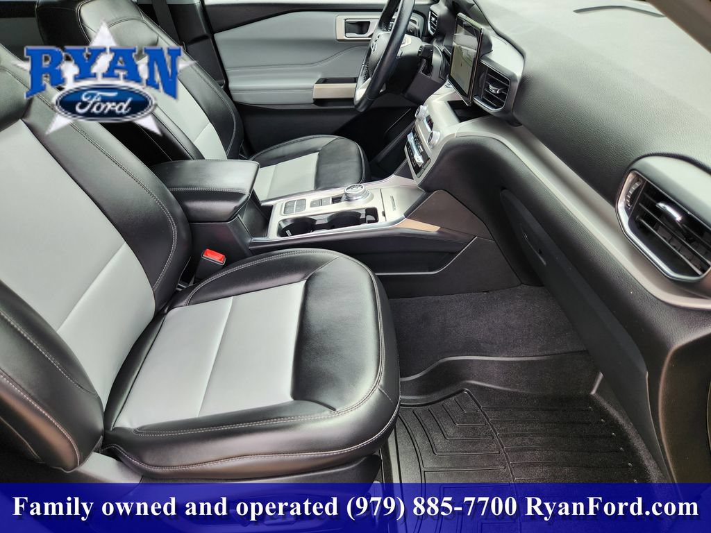 Certified 2022 Ford Explorer XLT w/ Equipment Group 202A RWD image 10