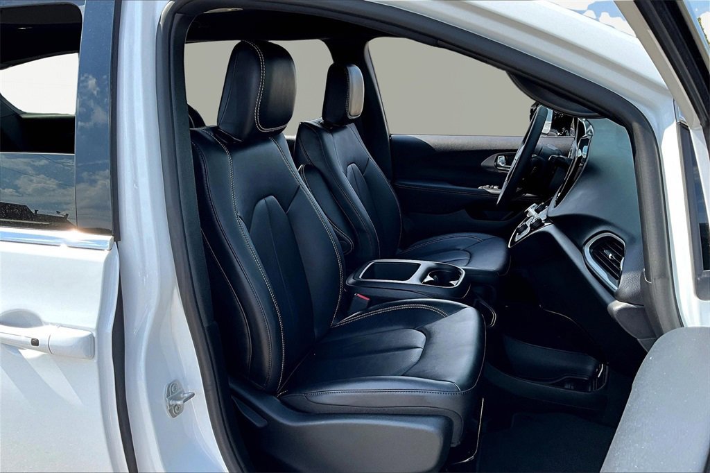 Used 2025 Chrysler Pacifica Select image 9