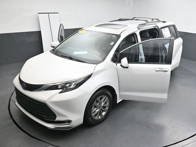 Used 2024 Toyota Sienna XLE FWD image 37