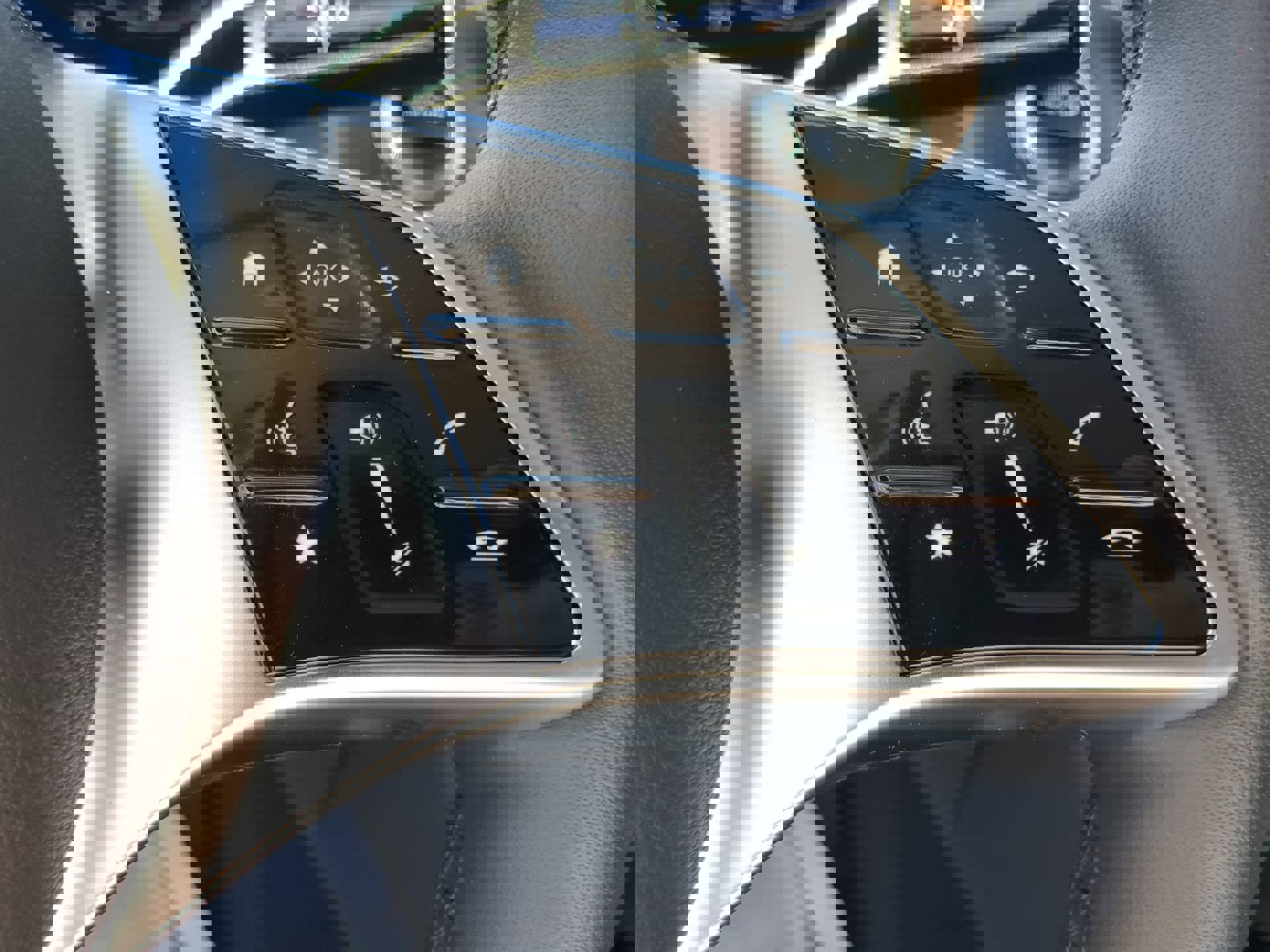 Used 2025 Mercedes-Benz GLC 350e 4MATIC image 50