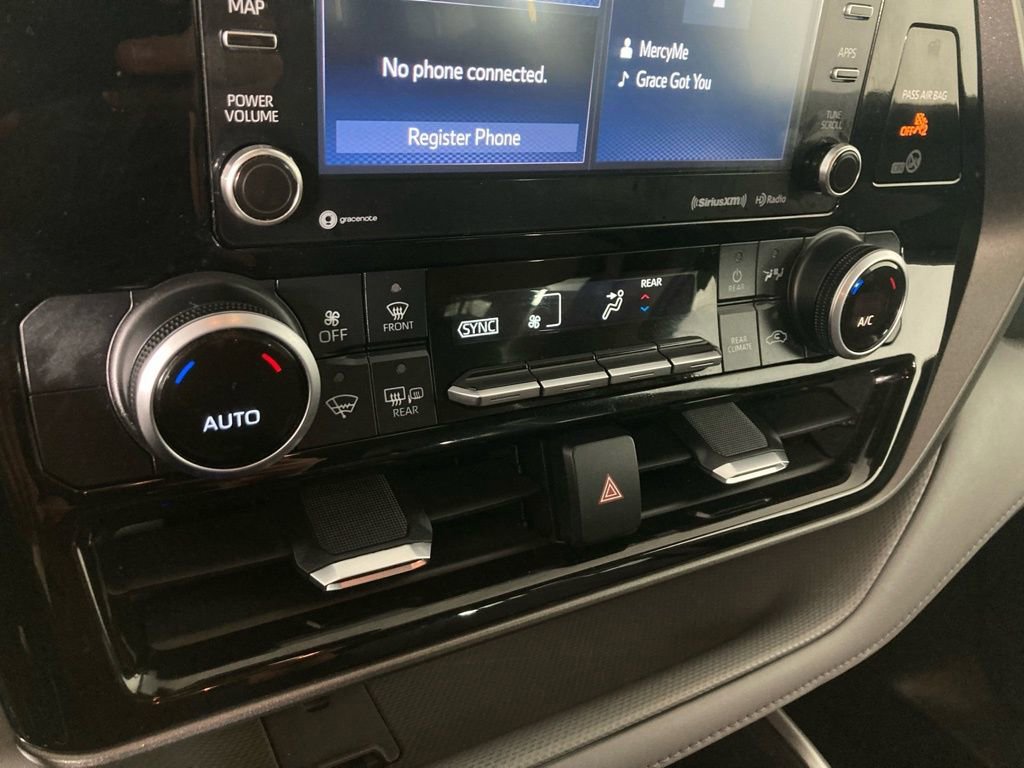 Used 2022 Toyota Highlander LE image 9