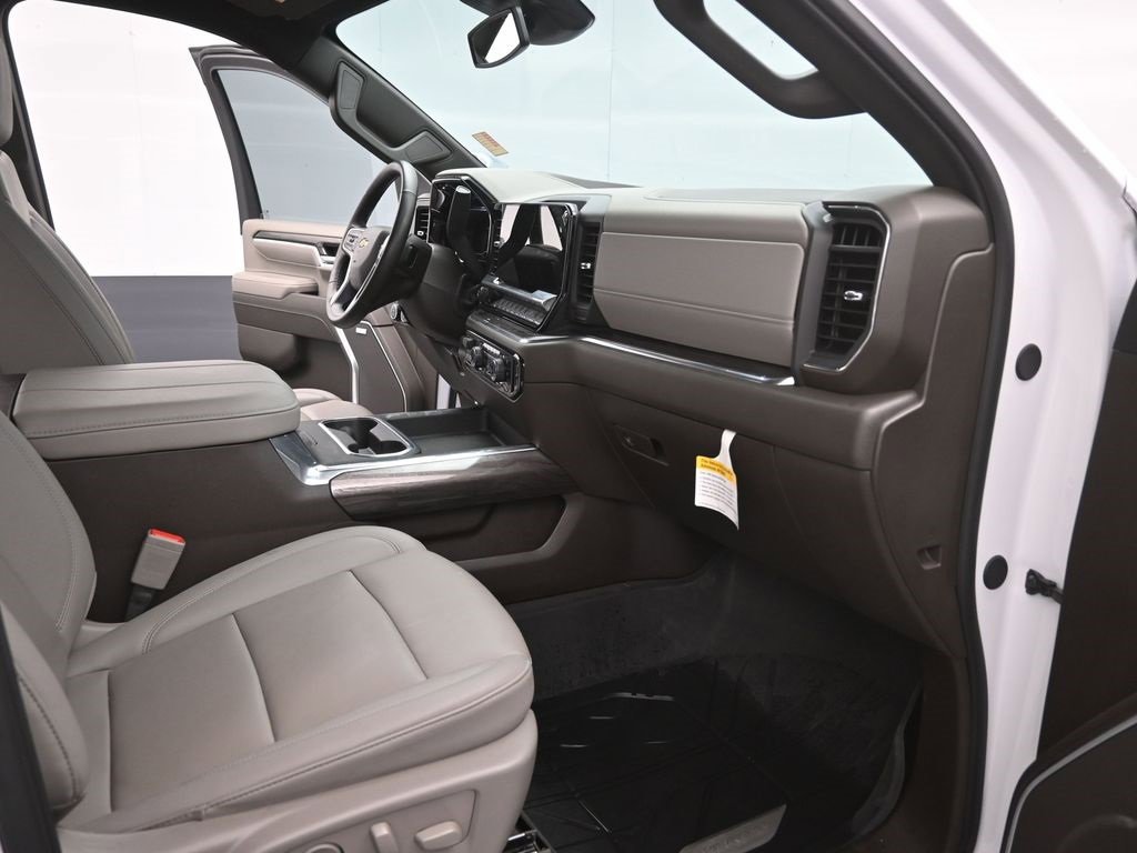 Used 2025 Chevrolet Silverado 3500 LTZ w/ LTZ Convenience Package image 24