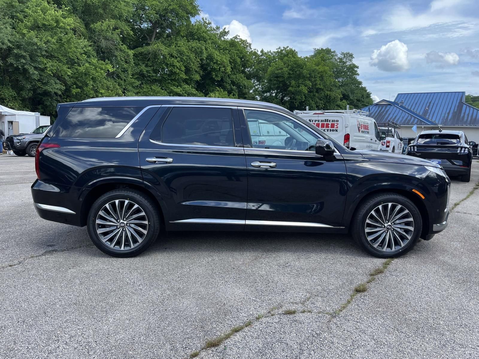 Used 2023 Hyundai Palisade Calligraphy w/ Cargo Package FWD image 2
