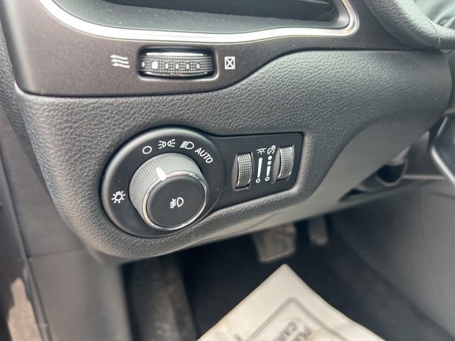 Used 2020 Jeep Cherokee Trailhawk w/ Cold Weather Group image 9