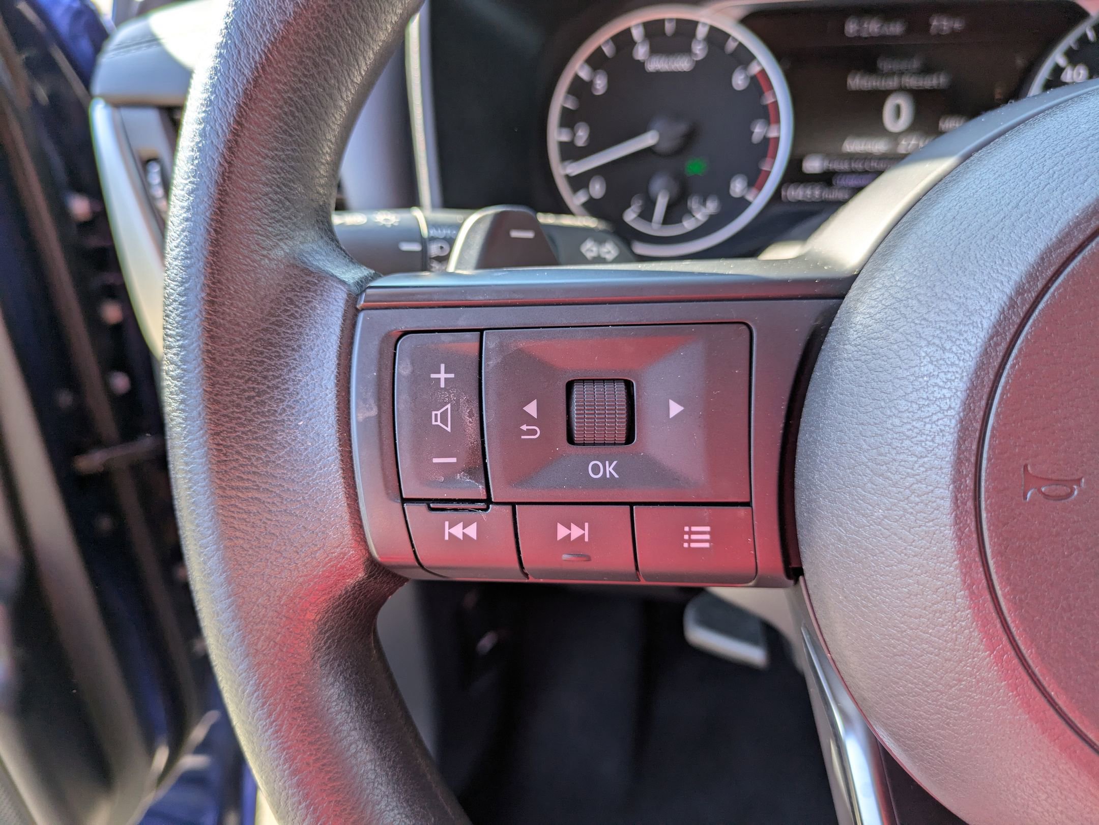 Used 2023 Nissan Rogue S image 18