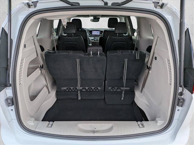 Used 2022 Chrysler Pacifica Touring-L FWD image 7