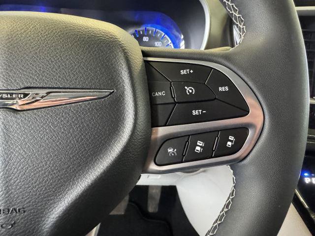 Used 2022 Chrysler Pacifica Touring-L AWD/4WD image 14