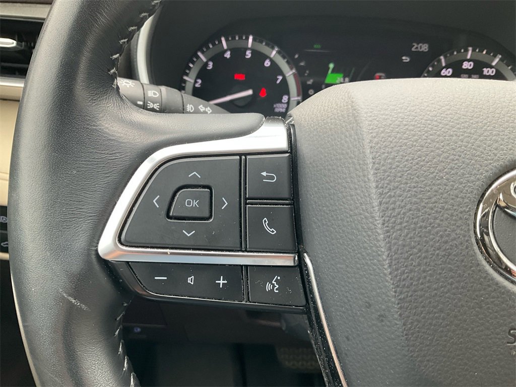 Used 2021 Toyota Highlander XLE image 19