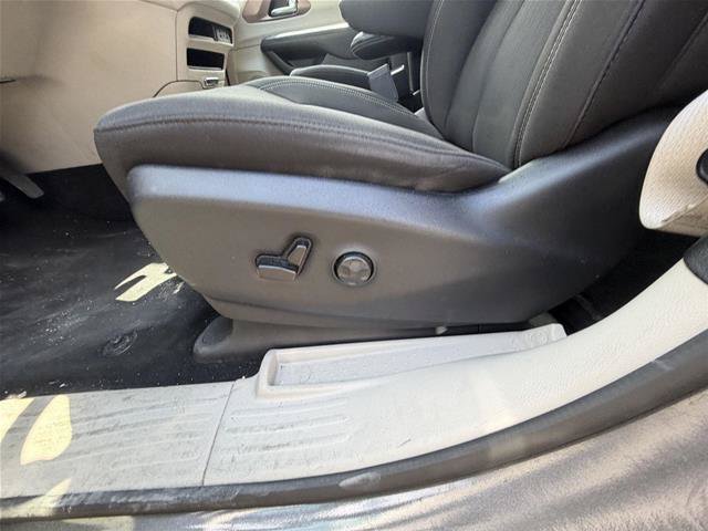 Used 2023 Chrysler Voyager LX FWD image 9