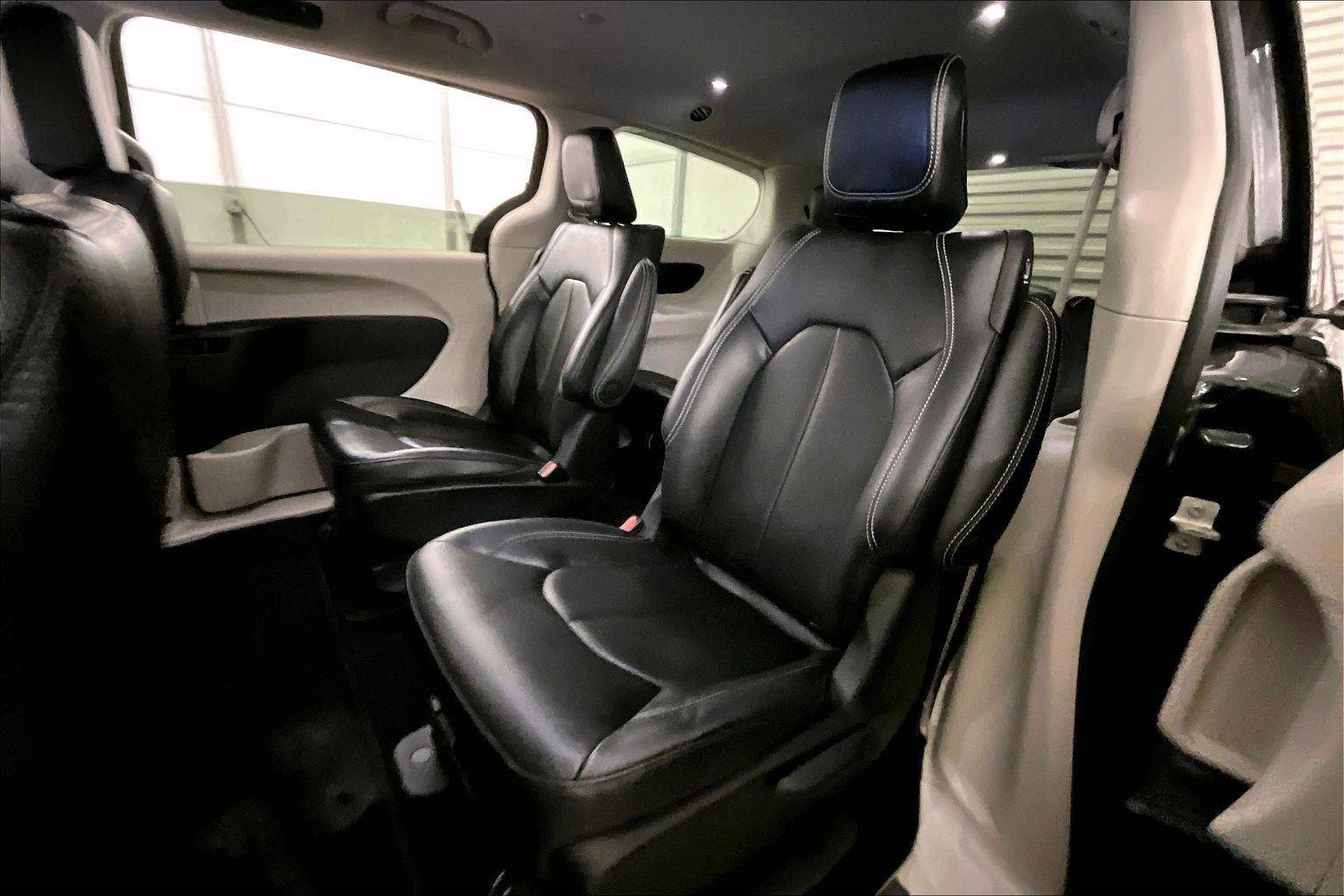 Used 2023 Chrysler Pacifica Touring-L image 25