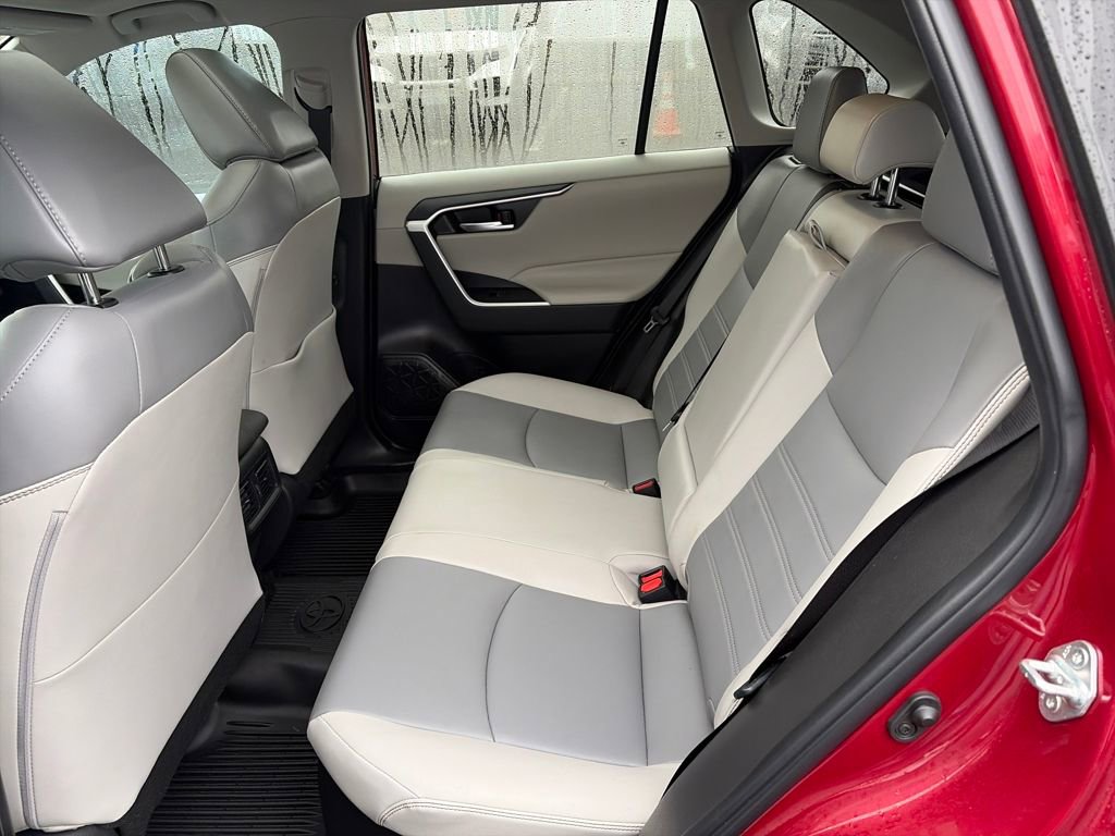 Used 2022 Toyota RAV4 XLE Premium image 9