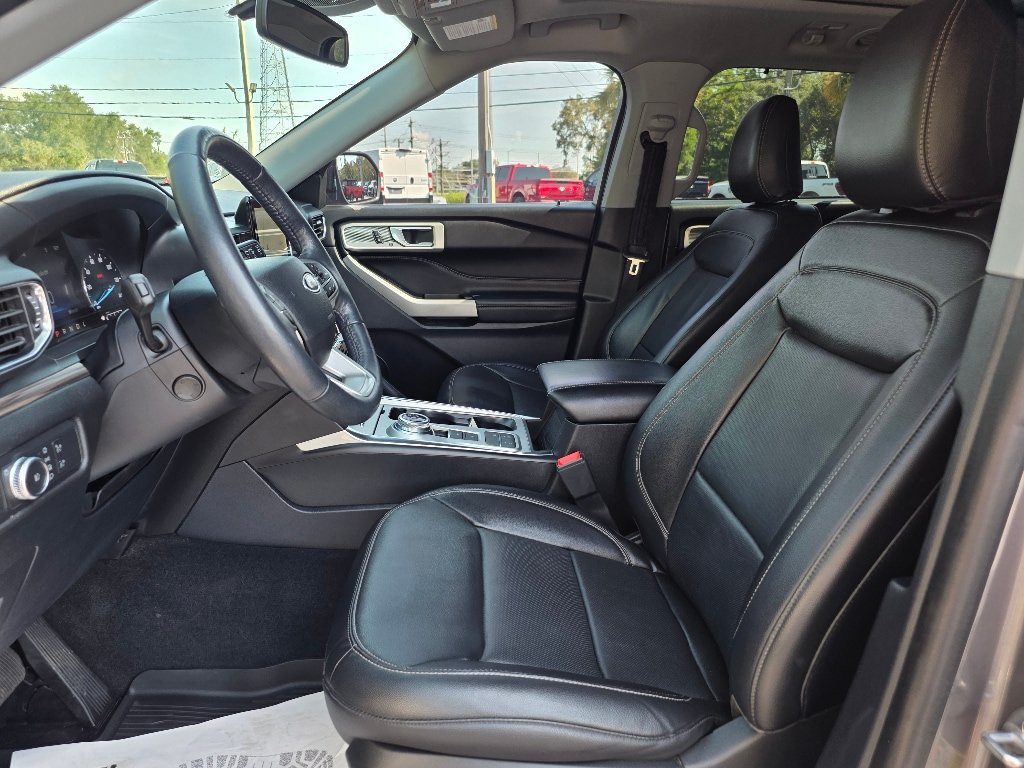 Certified 2022 Ford Explorer Limited w/ Equipment Group 301A RWD image 6