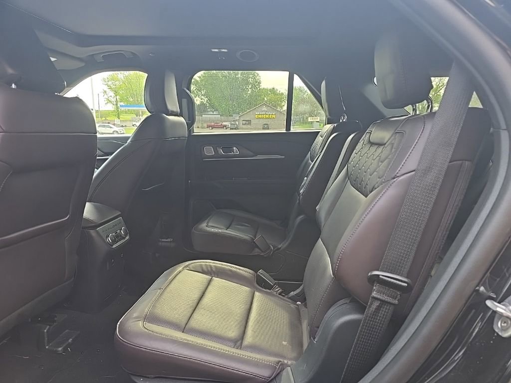 Certified 2025 Ford Explorer Platinum w/ LUX Leather Package AWD/4WD image 9