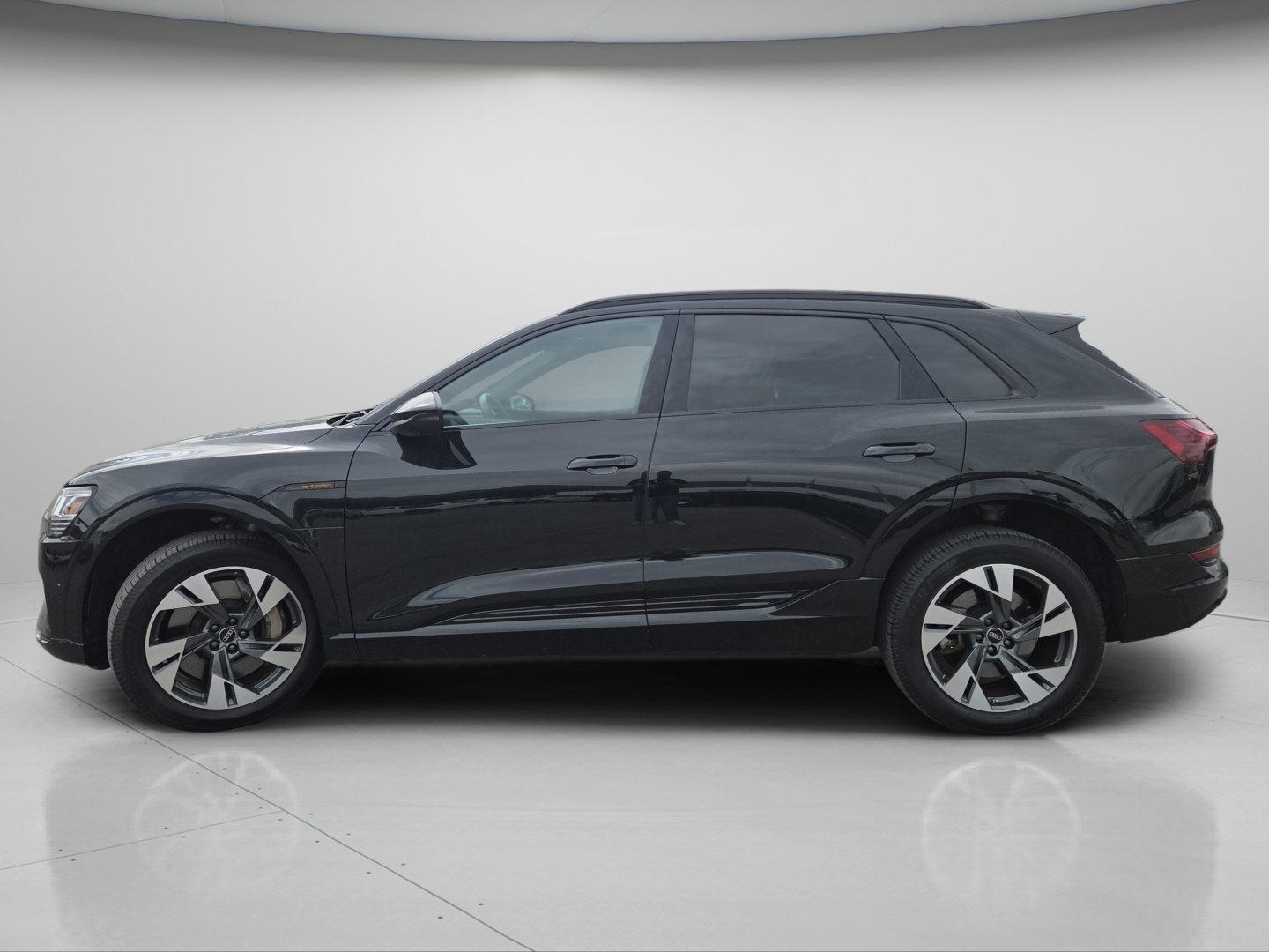 Used 2023 Audi e-tron Premium w/ Convenience Plus Package AWD/4WD image 19