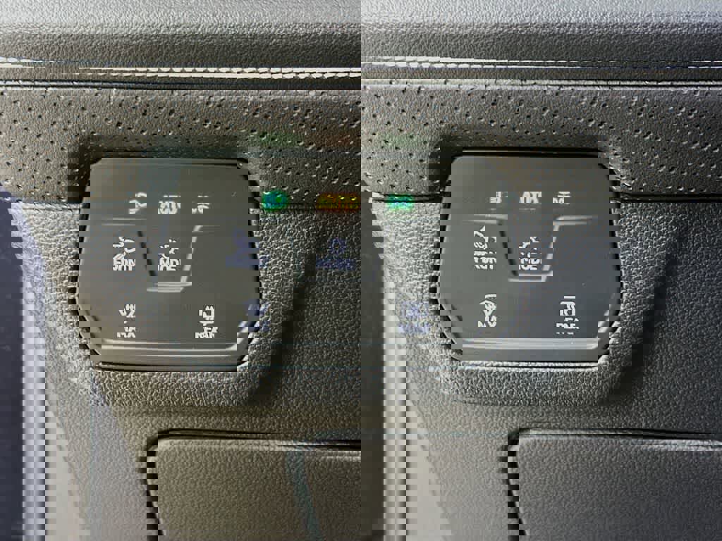 Used 2025 Volkswagen Atlas SE image 26