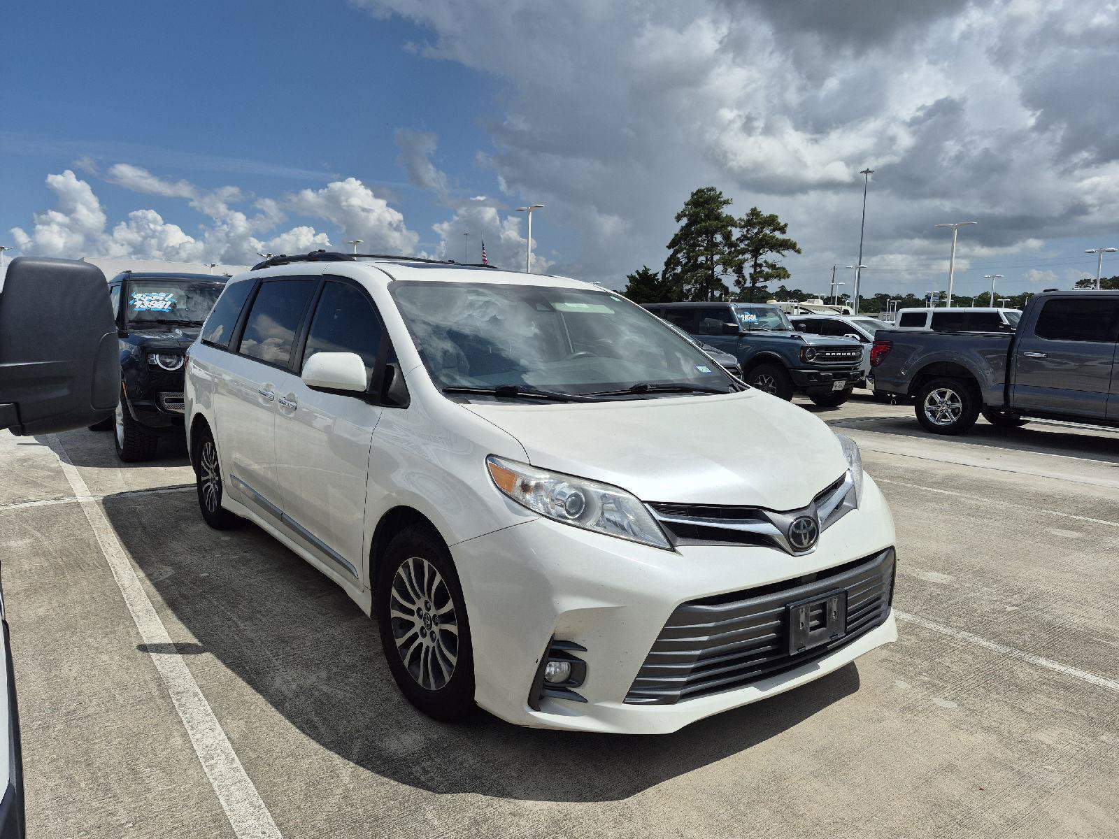 Used 2019 Toyota Sienna XLE FWD image 2