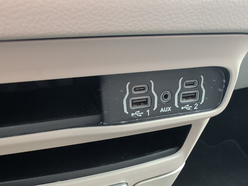 Used 2024 Chrysler Pacifica Touring-L FWD image 20