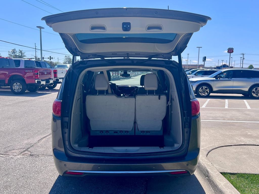 Used 2017 Chrysler Pacifica Limited w/ UConnect Theater Package FWD image 15