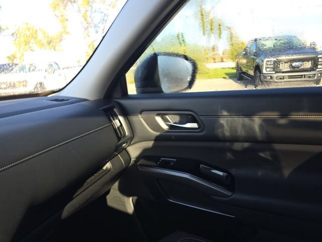 Used 2024 Nissan Pathfinder SL FWD image 10