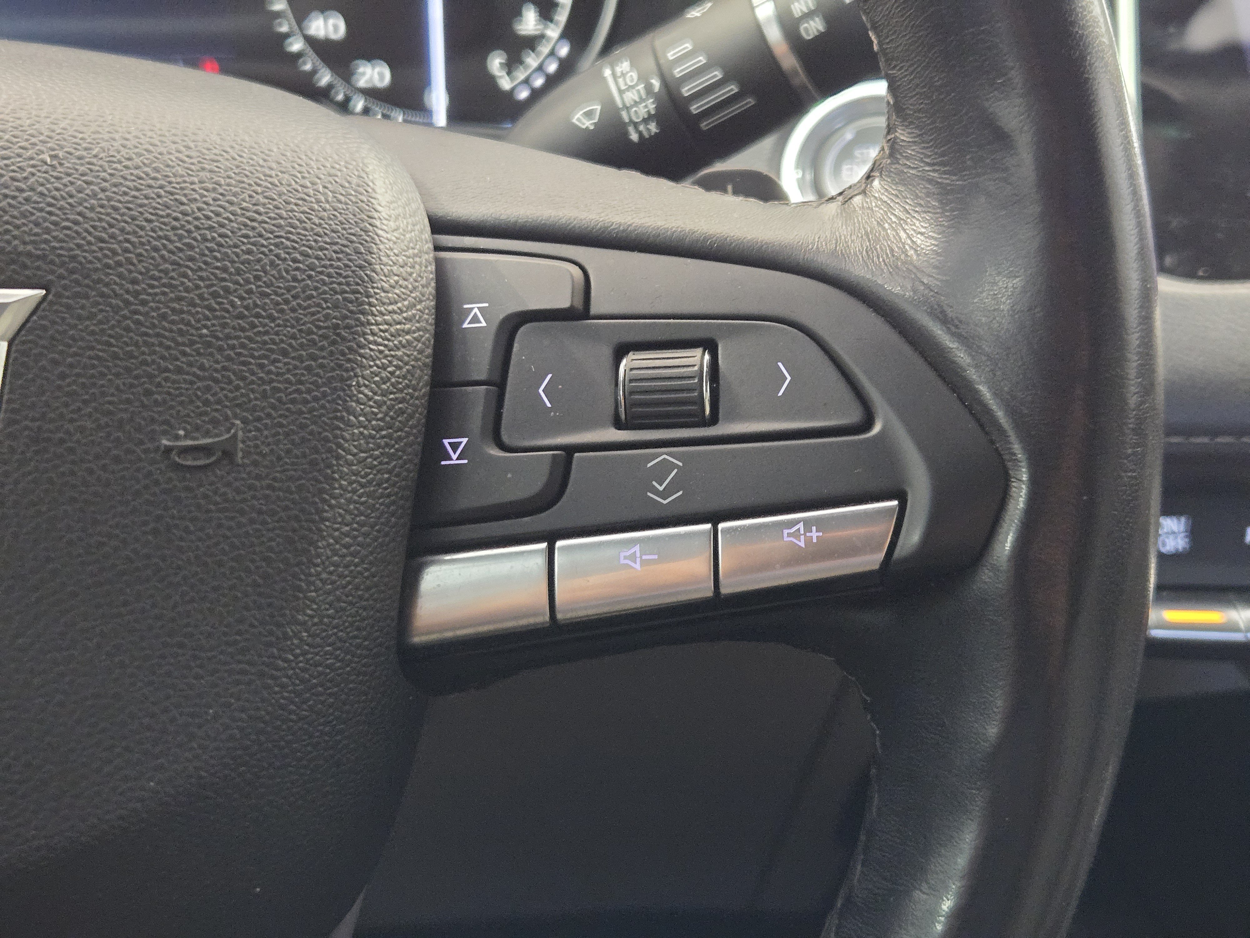 Used 2023 Cadillac XT4 Luxury w/ Cold Weather Package FWD image 29