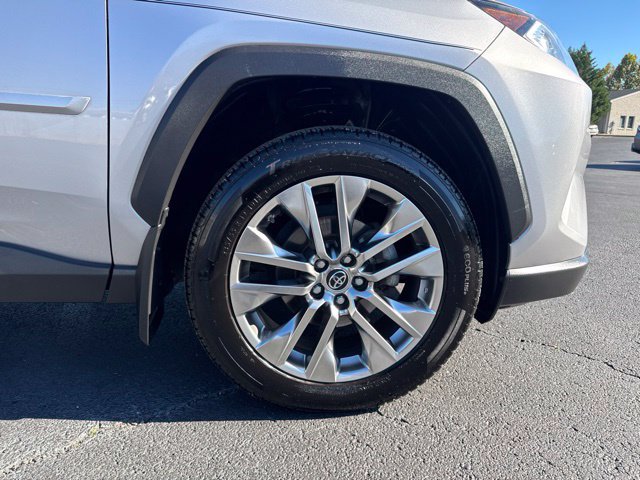 Used 2019 Toyota RAV4 XLE Premium FWD image 30