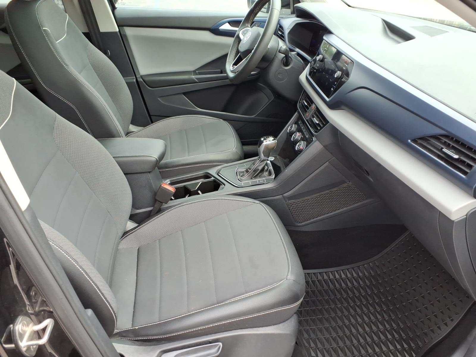 Used 2023 Volkswagen Taos SE w/ Panoramic Sunroof Package FWD image 16